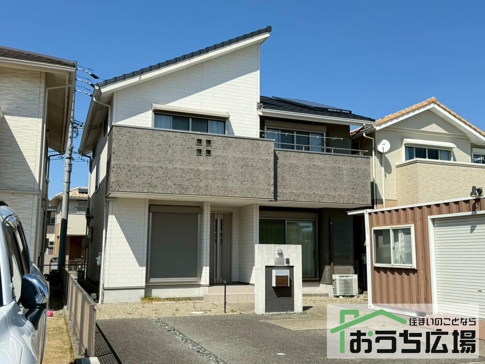 Eco-Friendly 5LDK Detached House with Solar Power - Photo 1