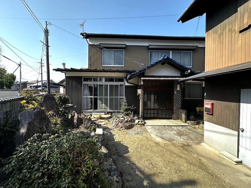 Expansive 5DK Home with Garage and Renovation History - Photo 1