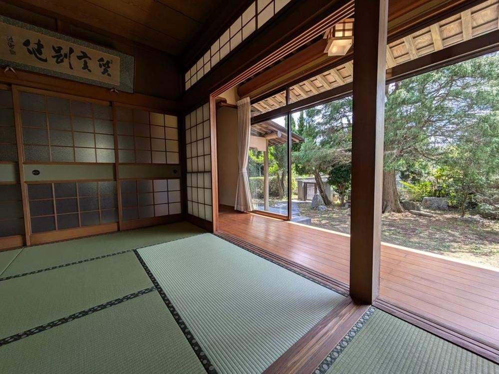 Traditional Japanese House with Garden and Storage - Photo 1