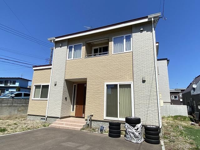 Bright 4LDK House with South-Facing Living Room - Photo 1