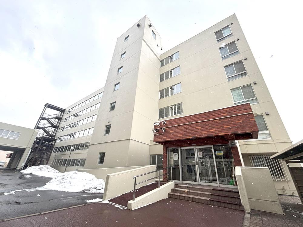 Conveniently Located 3LDK Apartment in Nishi, Sapporo - Photo 1
