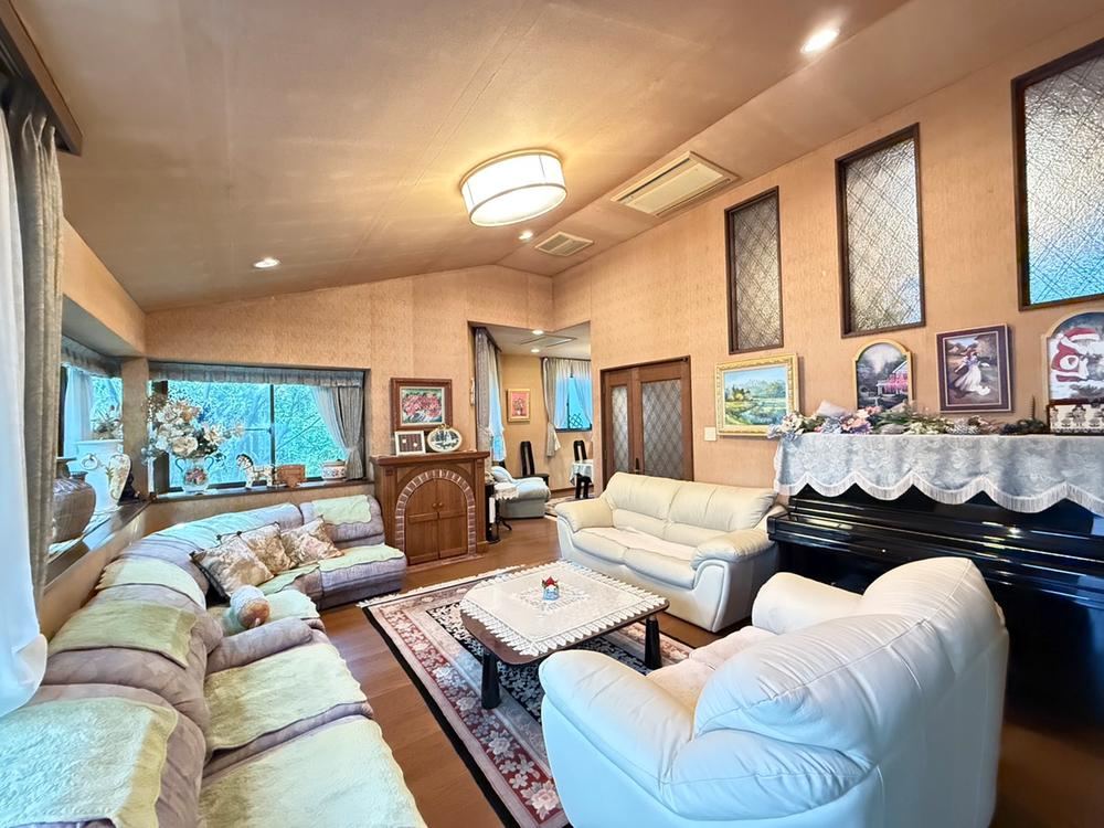 Spacious 5LDK House in Greenery with Large Land in Takarazuka - Photo 1