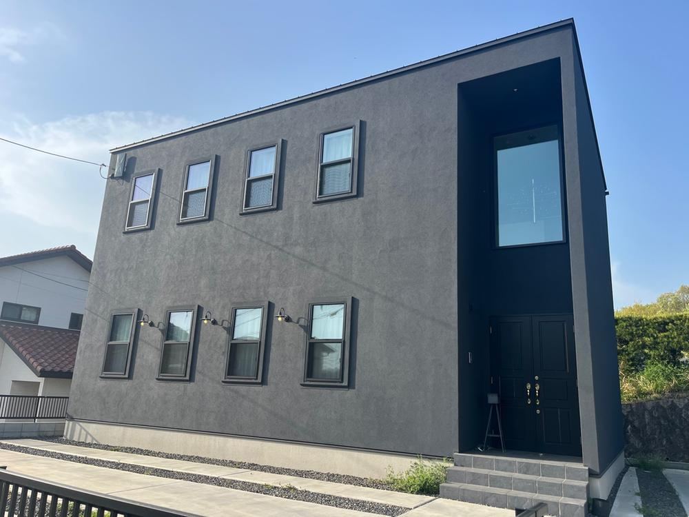 Stylish Modern Classic Architecture in Fukuyama - Photo 1