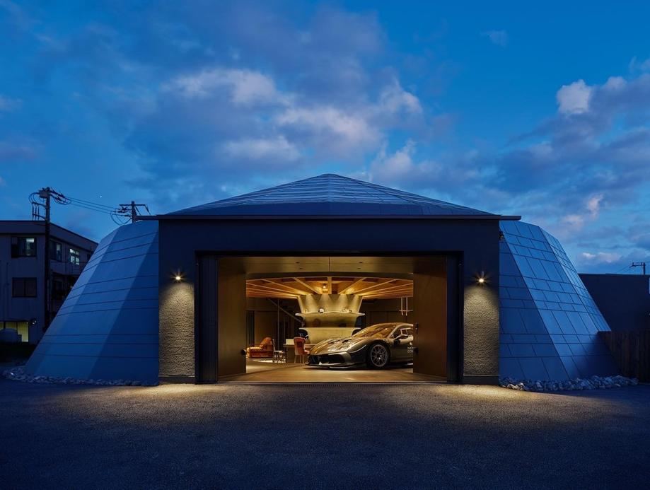 Garage-Inspired Two-Story Home in Futtsu City - Photo 1