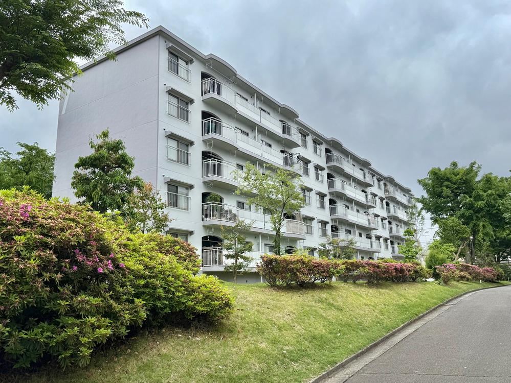 Spacious 3LDK Apartment in Serene Neighborhood - Photo 1