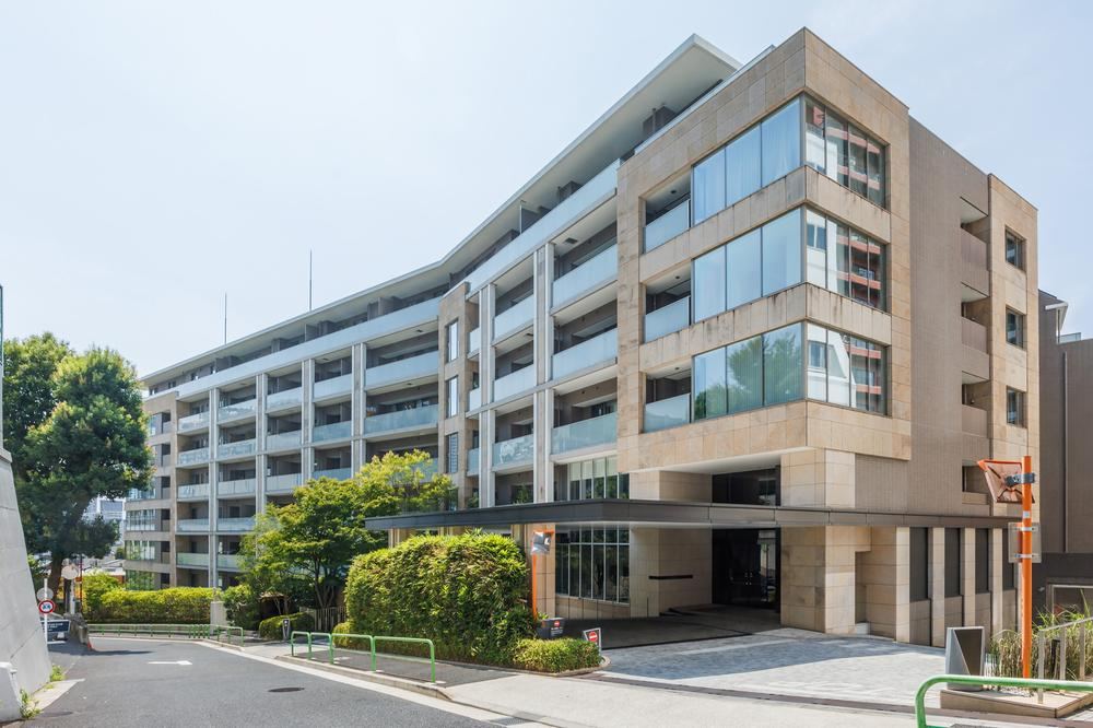 2LDK apartment in Minato Ward, Tokyo - Photo 1