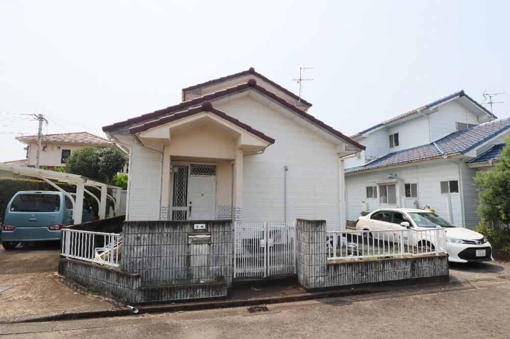 Versatile 4LDK House Ready for Renovation - Photo 1