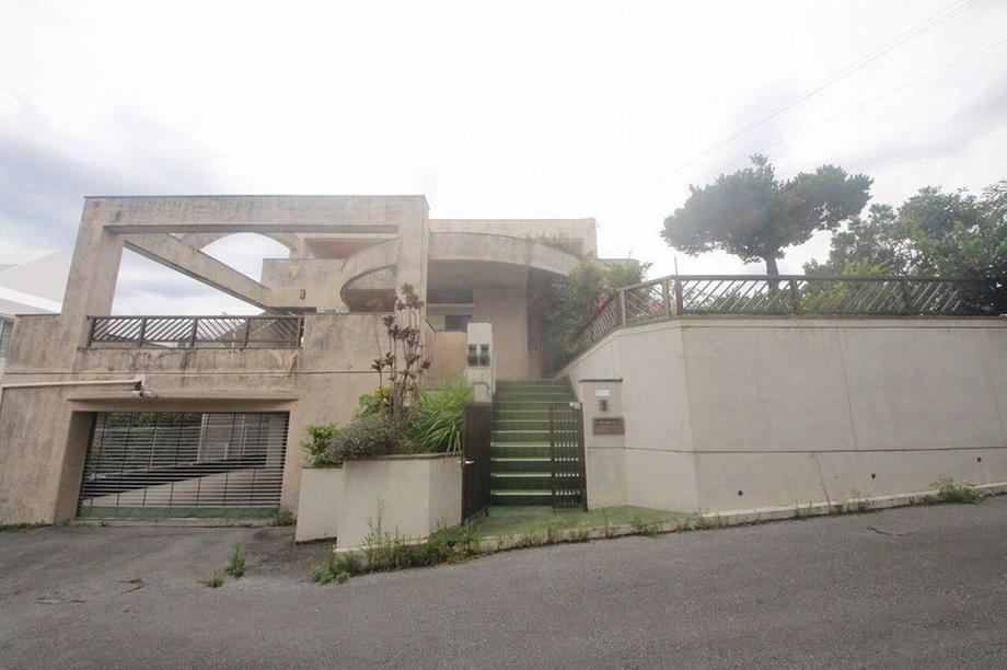 Spacious 3LDK House with Built-in Garage in Takayasu - Photo 1