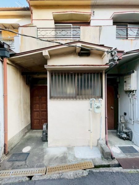 Versatile 3K House with Dual Balconies - Photo 1