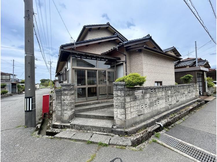 5LDK House with Garden Near Route 8 - Photo 1