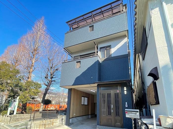 Renovated 4LDK Home in Amagasaki with Spacious Living Area - Photo 1