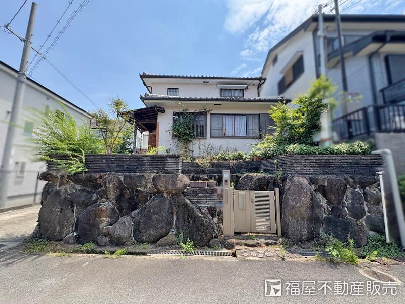 Expansive 7LLDDKK House in Neyagawa - Photo 1