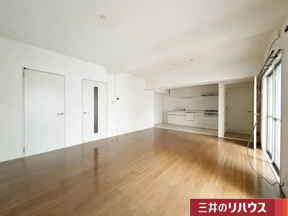 3LDK+S apartment in Yodogawa Ward, Osaka - Photo 1