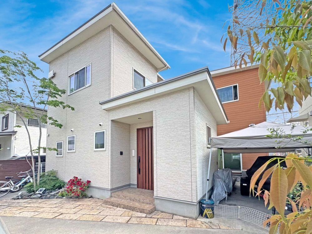 Modern 4LDK Home with Solar Power in Kasuga - Photo 1