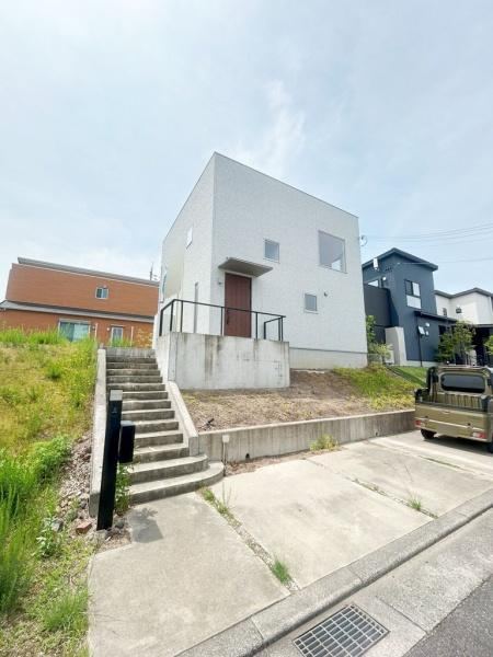 Stylish 3LDK Home with Large Living Area in Tsubasagaoka - Photo 1