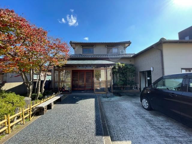 Spacious 8LDK Home with Store in Uchida - Photo 1