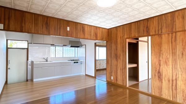3LDK Single-Story Home with Renovated Interiors in Aira - Photo 1