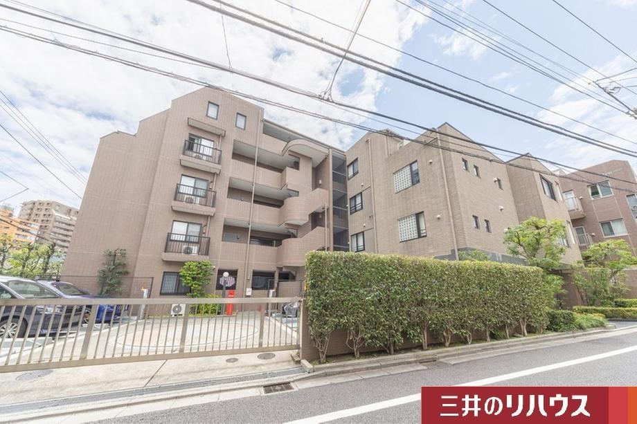Spacious 3LDK Apartment in Honkomagome - Photo 1