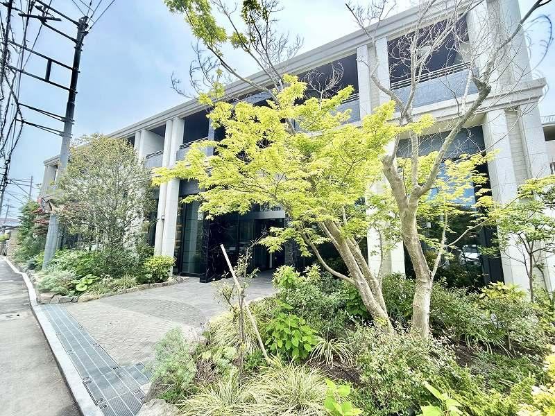 Stylish 3LDK Apartment in Quiet Higashikaigan - Photo 1