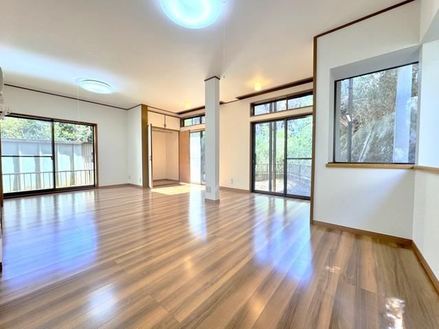Family-Friendly 5LDK Home with High Ceiling Living Room - Photo 1