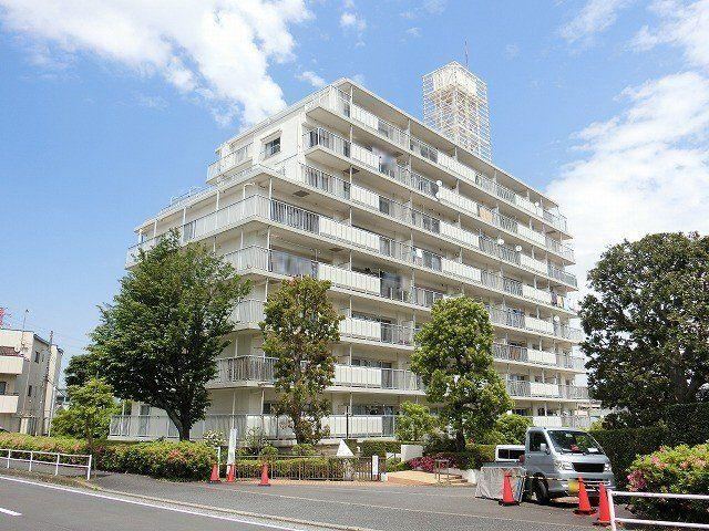 Top Floor 2LDK Apartment with Great Views in Isehara - Photo 1