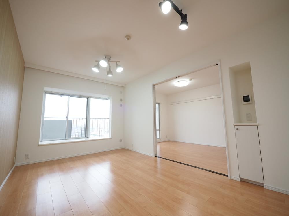 Renovated 3LDK Apartment with Mountain Views - Photo 1