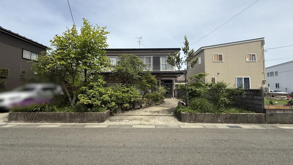 Spacious 5LDK Home with Great Sunlight - Photo 1