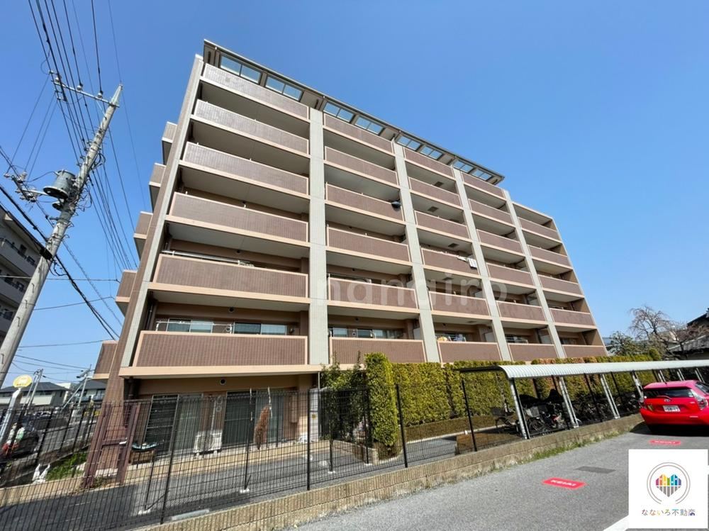 Spacious 3LDK Corner Apartment with Porch - Photo 1