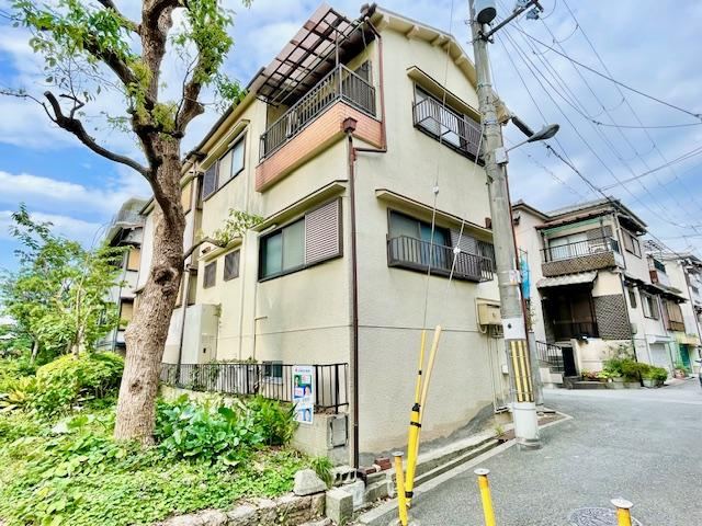Fully Renovated 4LDK House in Tokuan, Osaka - Photo 1