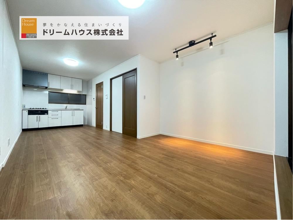 Renovated 3LDK House in Wakayai South - Photo 1