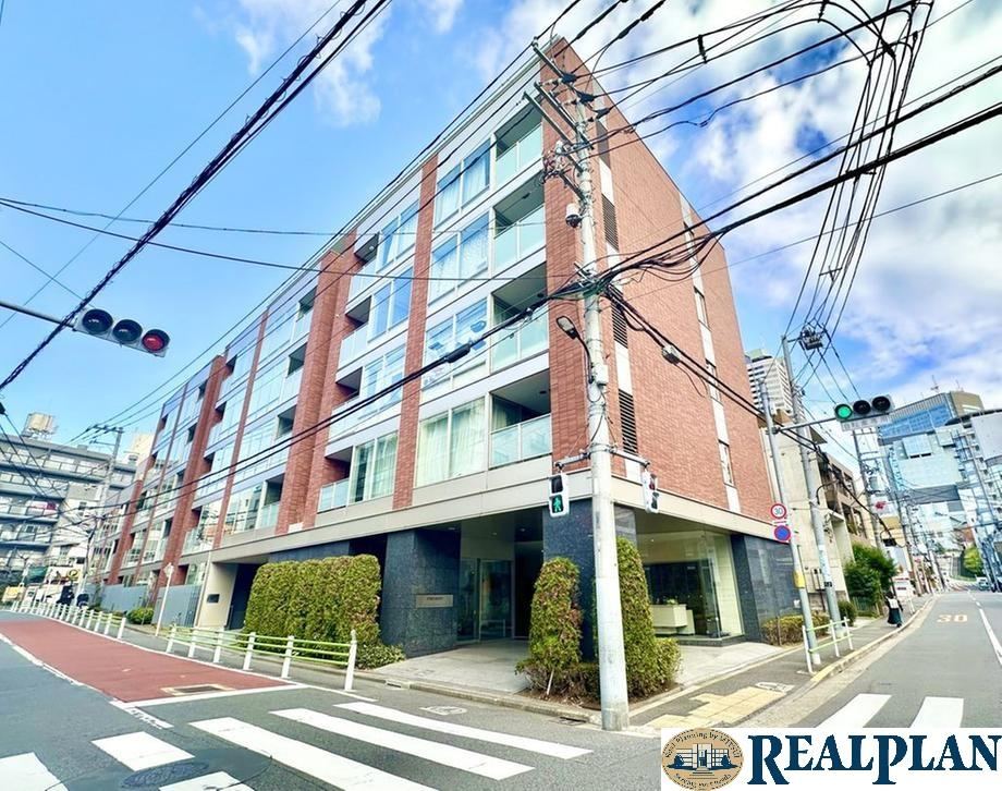 2LDK apartment in Minato Ward, Tokyo - Photo 1