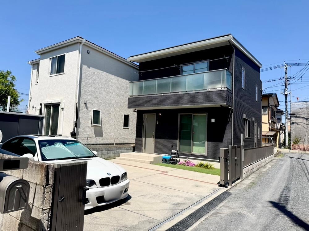 Elegant Custom-Built Home in Ageo with Parking for 3 Cars - Photo 1