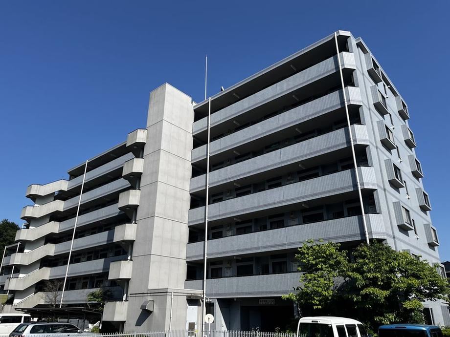 Sunny 3LDK Apartment in Sagamihara - Photo 1