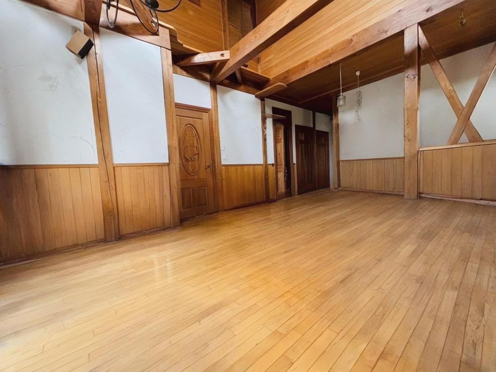 Custom Log House with Large Garage in Kawaguchi - Photo 1