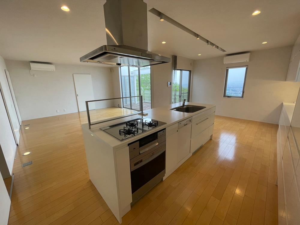 Stylish 4LLDDKK House with Great Views in Nishinomiya - Photo 1