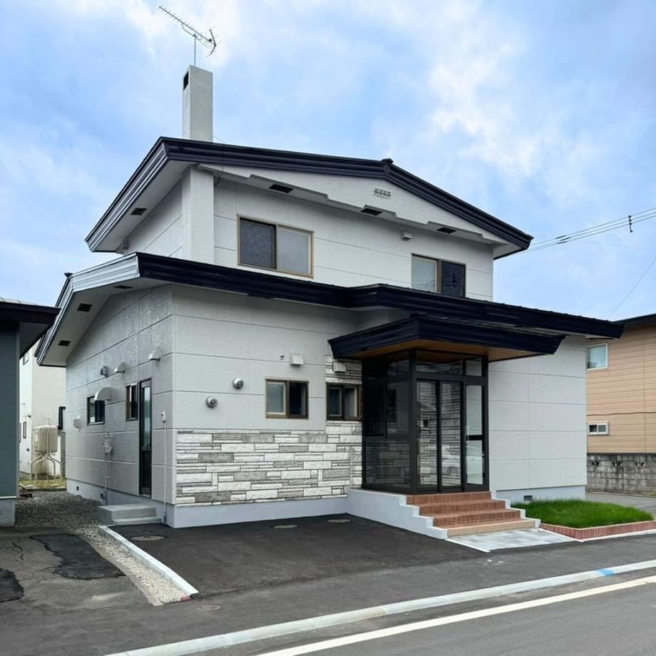 Family-Friendly 4LDK Home in Shirakaba - Photo 1