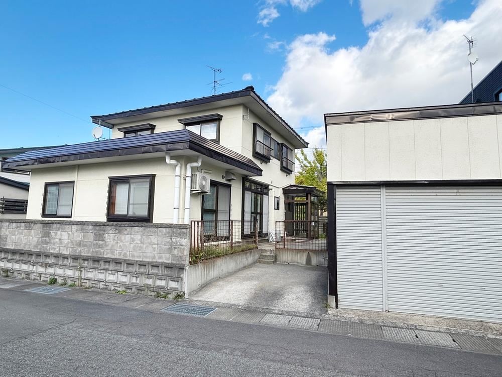 Sunny Home in Hotaruzawa with Nearby Amenities - Photo 1