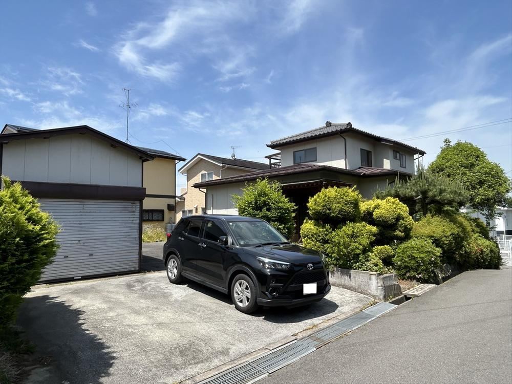 Renovated 5LDK Home with Two Storage Units - Photo 1