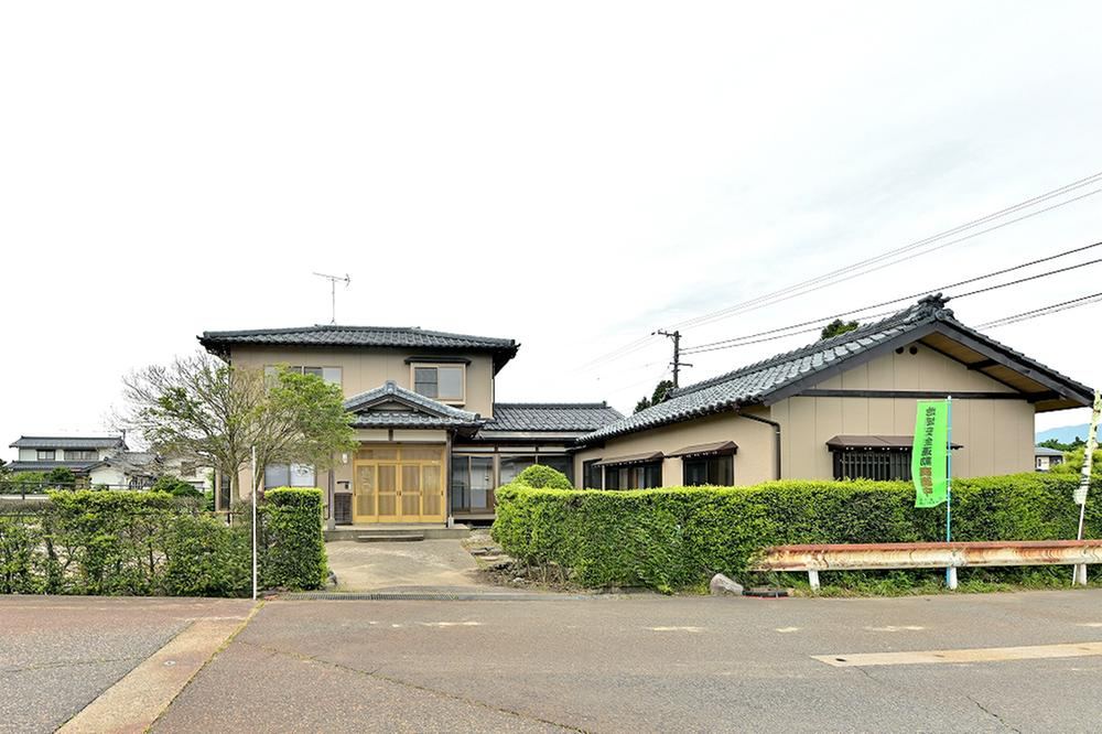 Spacious 8DK High-Grade Home with Renovation - Photo 1