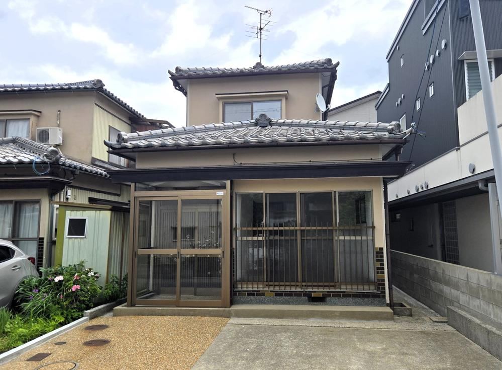 Partially Renovated House in Kanazawa - Photo 1