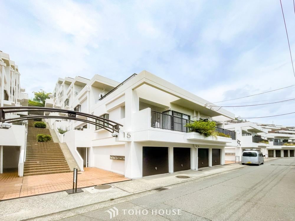 Bright and Open Renovated Apartment - Photo 1