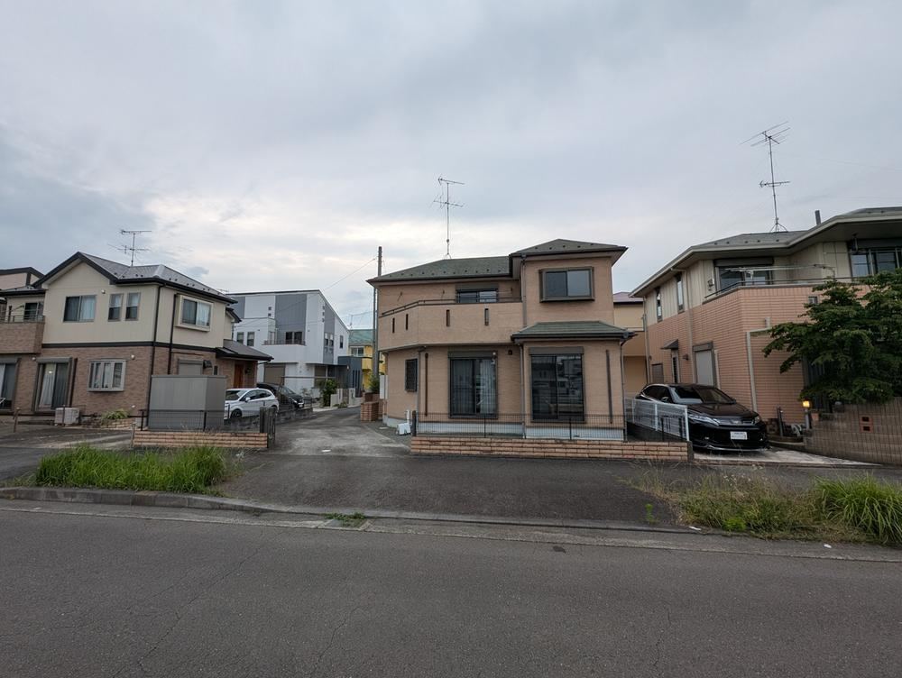 Spacious Home with Parking for 3 Cars in Atsugi - Photo 1