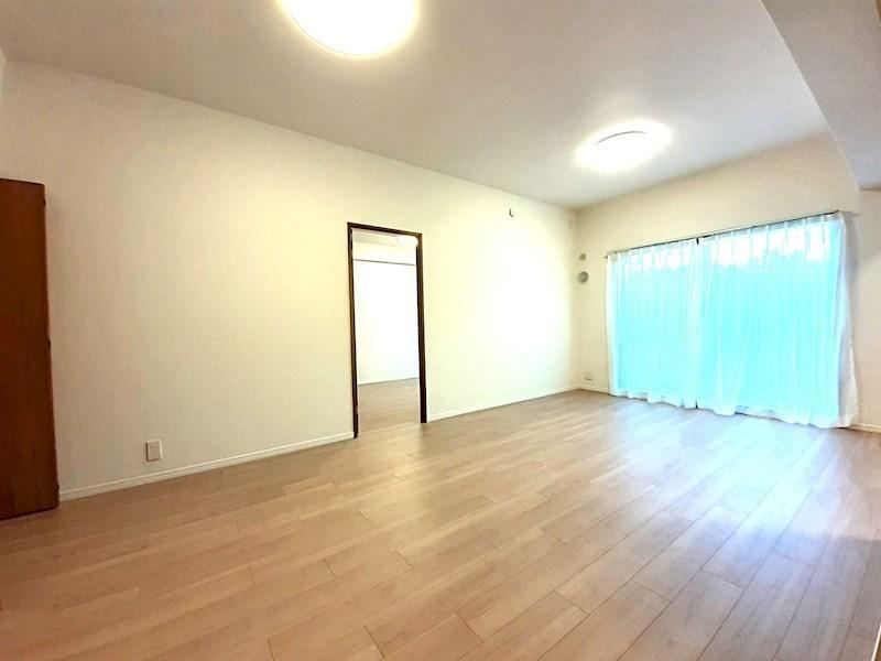 Renovated 3LDK Apartment with Terrace - Photo 1