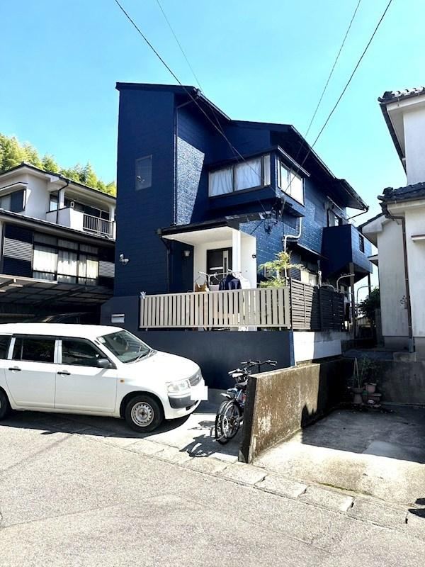 Well-Maintained 3LDK House with Modern Amenities - Photo 1