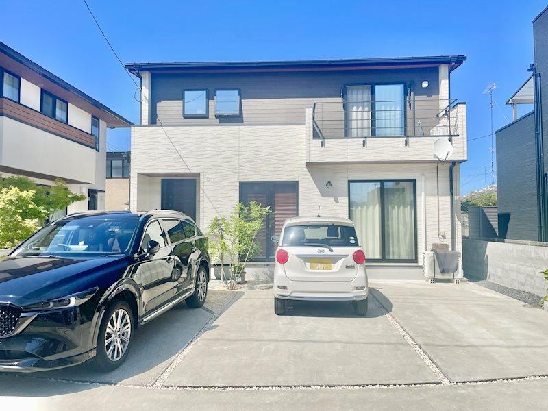 Beautiful 4LDK Home with Ample Parking in Imabari - Photo 1