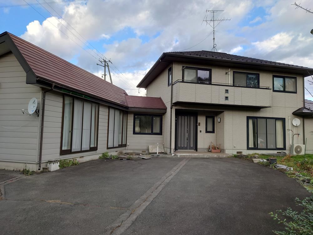 Spacious 6LDK Home Surrounded by Nature - Photo 1