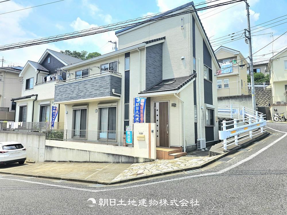 Custom-Built 4LDK House in Open Corner Lot - Photo 1