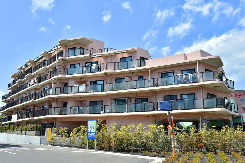 Conveniently Located 1LDK+S Apartment in Tsujido - Photo 1