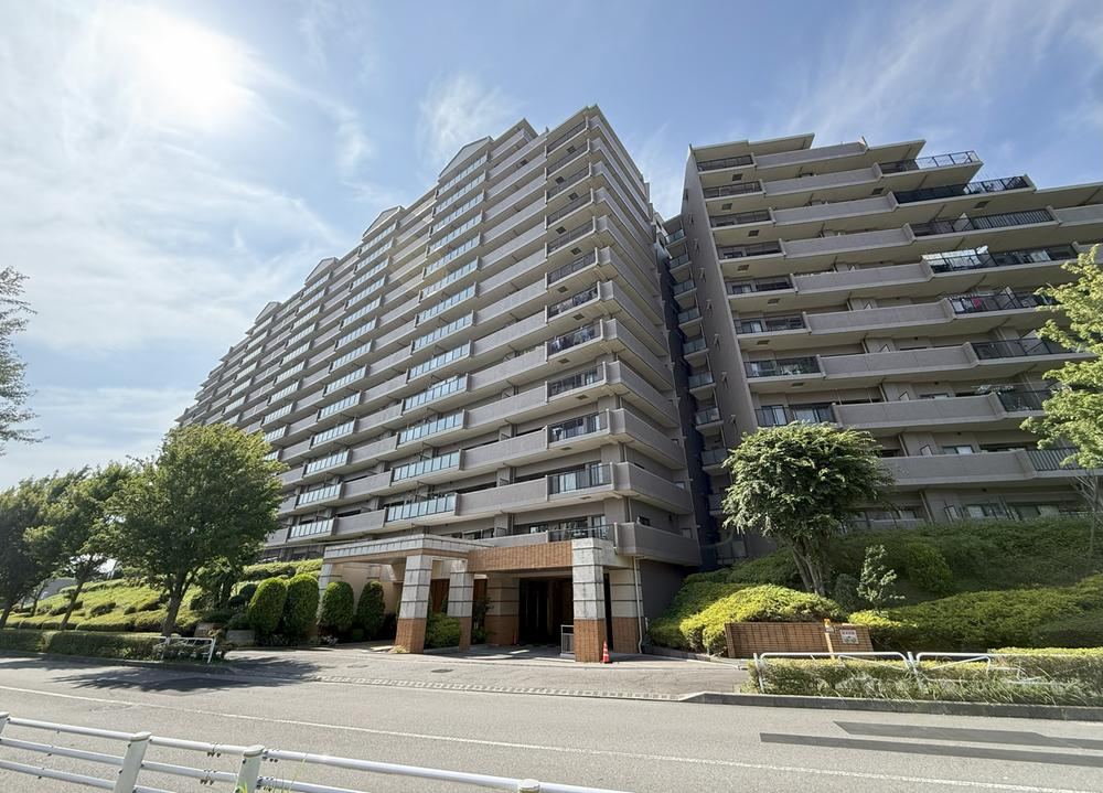 Spacious 4LDK Apartment with Great Views in Hachioji - Photo 1