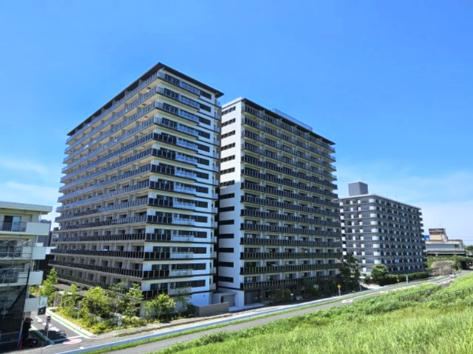 Scenic 3LDK Apartment with Riverside Views - Photo 1
